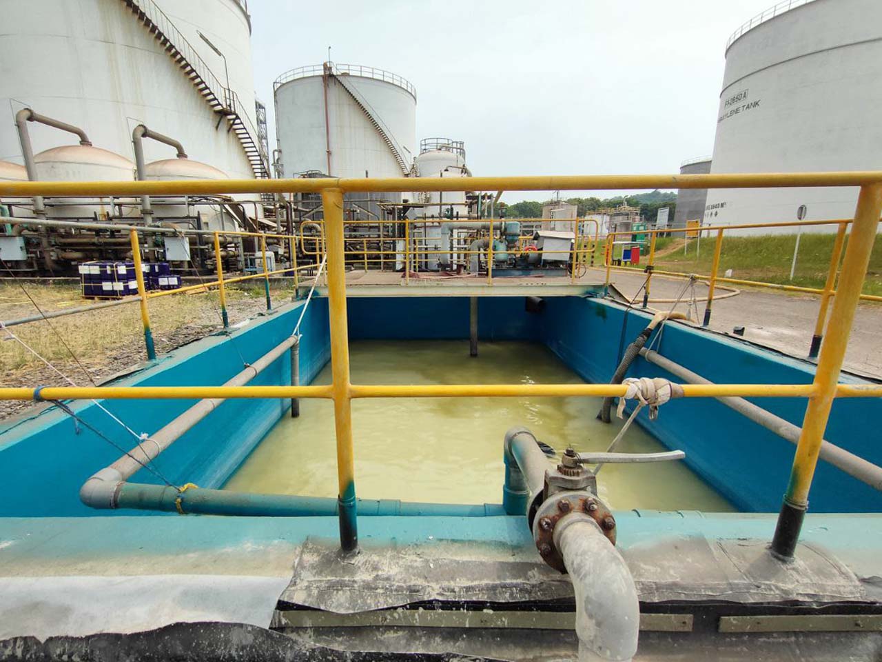 Polyurea adalah bahan pelapis dua komponen (two-component coating system) yang bereaksi sangat cepat dan menghasilkan lapisan elastomerik dengan daya lekat, fleksibilitas, dan ketahanan kimia yang sangat tinggi.