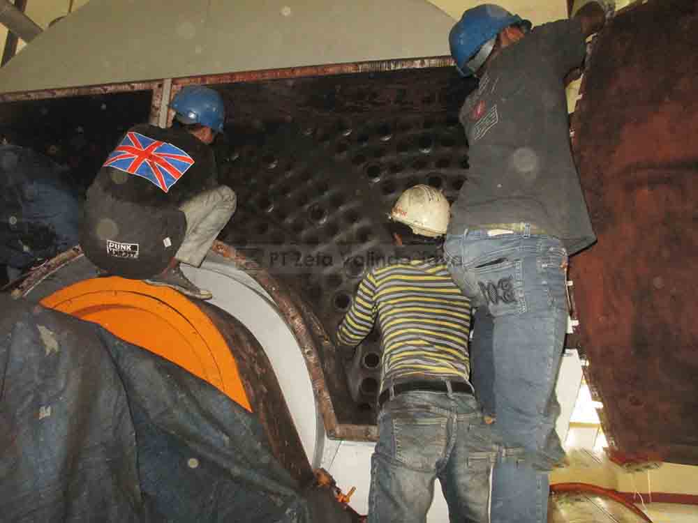 pembersihan Pembersihan Penutup Ruang Bakar boiler