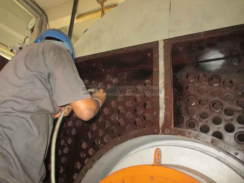 Pembersihan Tabung Pemadam Kebakaran dengan kompresor Udara