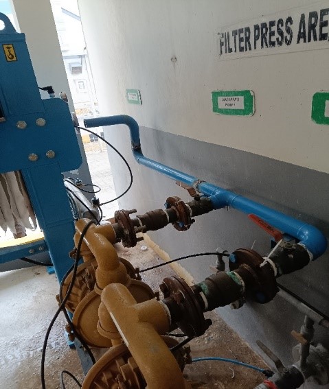 Koneksi dosing pump inlet ke filter press untuk pemisahan padat cair WWTP
